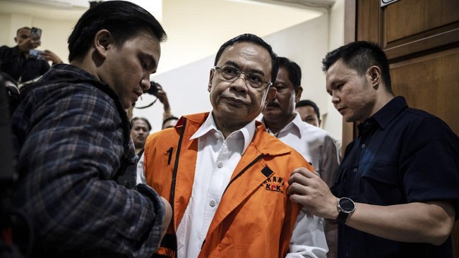 Bupati Pati nonaktif Sudewo (tengah) bersiap mengikuti sidang putusan kasus dugaan suap dan gratifikasi proyek Direktorat Jenderal Perkeretaapian (DJKA) Kementerian Perhubungan serta kasus dugaan pemerasan dalam seleksi perangkat desa Kabupaten Pati 