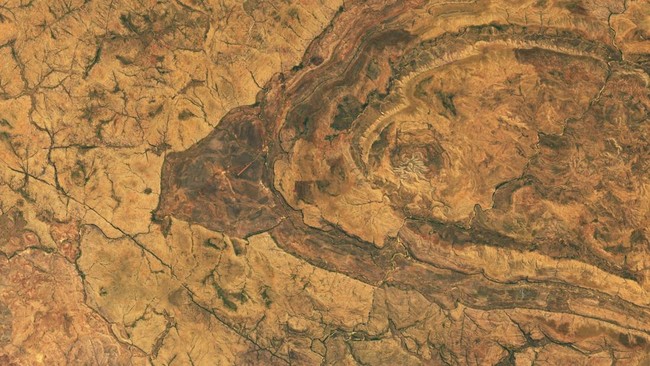 Badan Penerbangan dan Antariksa Amerika Serikat (NASA) menemukan sebuah kawah menyerupai laba-laba raksasa yang membentang di lanskap wilayah Kimberley, Australia.