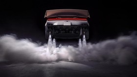 Tesla Roadster diperkenalkan ke publik pada Kamis (15/10/2026).
