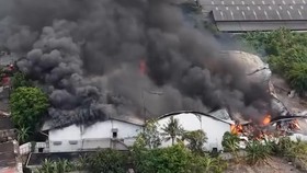 Detik-detik Kebakaran Hebat Gudang Es Krim di Tangerang