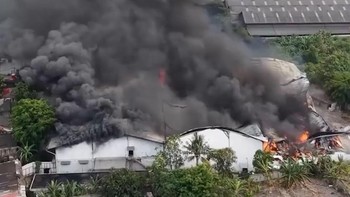 Detik-detik Kebakaran Hebat Gudang Es Krim di Tangerang