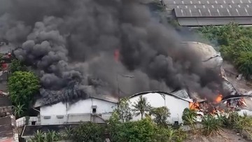 Detik-detik Kebakaran Gudang Es Krim di Tangerang