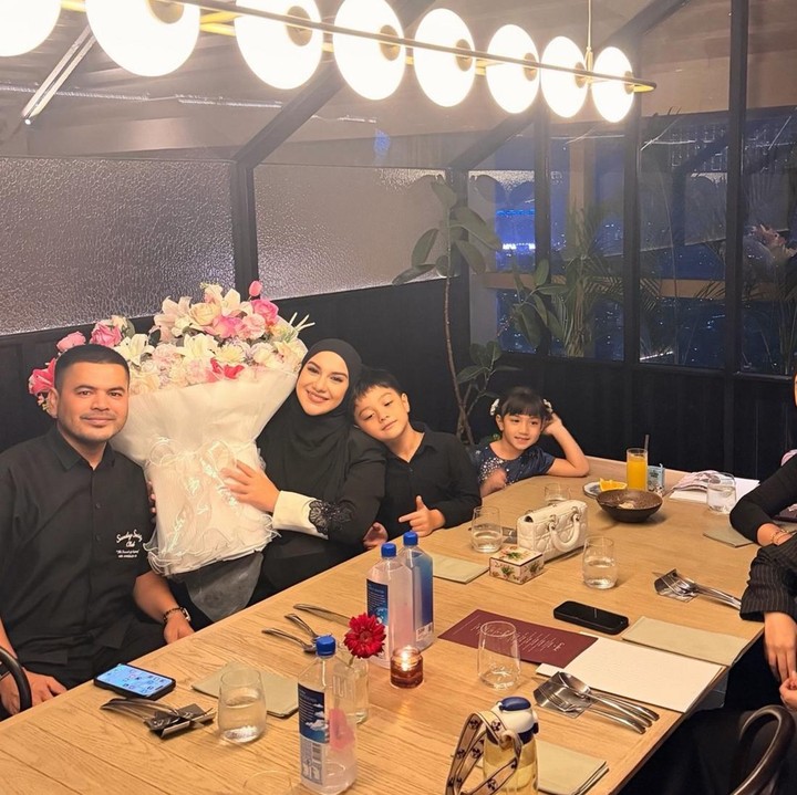 <p>Tidak hanya berdua, mereka merayakan momen spesial tersebut bersama keluarga, anak-anak dan ibunda dari Irish Bella, Susanti Arifin. Suasana hangat terlihat begitu kental dari keluarga ini. (Foto:@_irishbella_)</p>