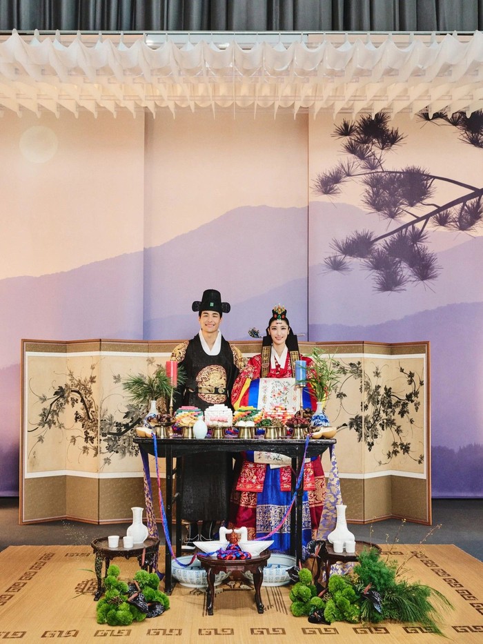 Sam Kim dan Ejae mengusung dua kebudayaan yang meliputi gaya tradisional dengan unsur-unsur luhur Korea Selatan seperti balutan hanbok dan tema modern yang kekinian./ Foto: instagram.com/ejae_k