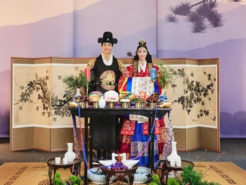 Sam Kim dan Ejae mengusung dua kebudayaan yang meliputi gaya tradisional dengan unsur-unsur luhur Korea Selatan seperti balutan hanbok dan tema modern yang kekinian./ Foto: instagram.com/ejae_k