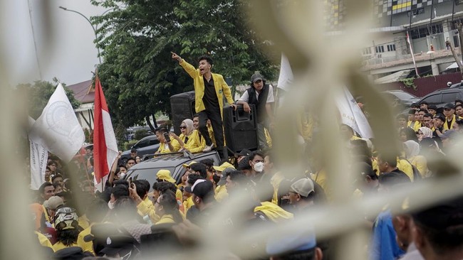 Ratusan mahasiswa dari Badan Eksekutif Mahasiswa (BEM) Universitas Lancang Kuning dan Universitas Islam Riau berunjuk rasa di depan Kantor Gubernur Riau, Pekanbaru, Riau, Selasa (20/10/2026). Mereka mendesak Pemerintah Provinsi Riau agar lebih serius