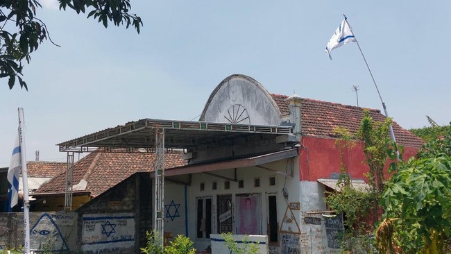 Meresahkan, Warga Lamongan Kibarkan Bendera Israel di Rumah
