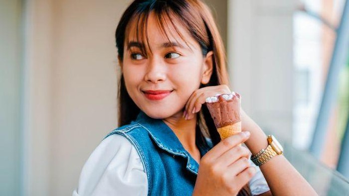 4 Zodiak yang Suka Makan Es Krim saat Cuaca Dingin