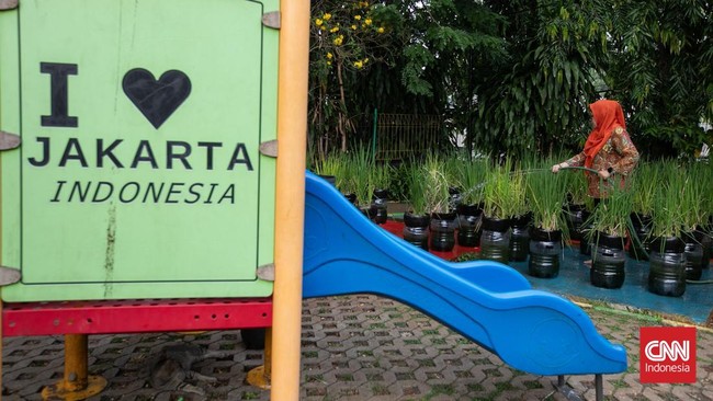 Pos Pelayanan Teknologi Tepat Guna (Posyantek) Kreya Loka Kelurahan Pasar Minggu menghadirkan inovasi budidaya padi di kawasan perkotaan dengan memanfaatkan 1.700 galon plastik bekas. Kegiatan ini dilakukan di Ruang Publik Terpadu Ramah Anak (RPTRA)