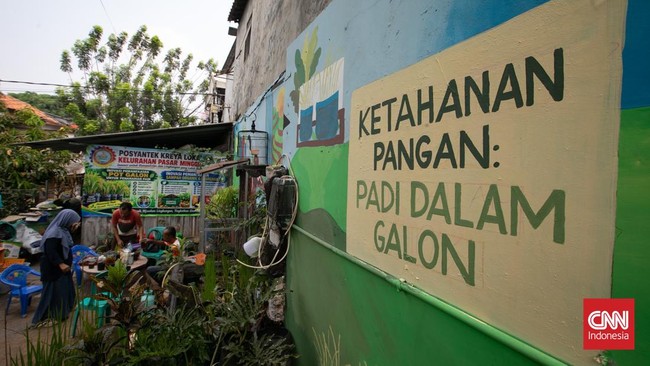 Pos Pelayanan Teknologi Tepat Guna (Posyantek) Kreya Loka Kelurahan Pasar Minggu menghadirkan inovasi budidaya padi di kawasan perkotaan dengan memanfaatkan 1.700 galon plastik bekas. Kegiatan ini dilakukan di Ruang Publik Terpadu Ramah Anak (RPTRA)
