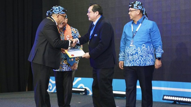Wakil Menteri Ketenagakerjaan (Wamenaker) Republik Indonesia, Afriansyah Noor, resmi menerima penganugerahan gelar profesi insinyur tingkat regional, ASEAN Engineer (ASEAN Eng.).