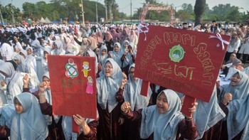 Santri membawa poster saat mengikuti Apel Hari Santri Nasional 2026 di Taman Elektrik, Kota Tangerang, Banten, Kamis (22/10/2026). Ribuan santri dari berbagai pesantren dan perguruan Islam mengikuti apel tersebut untuk memperingati Hari Santri Nasion