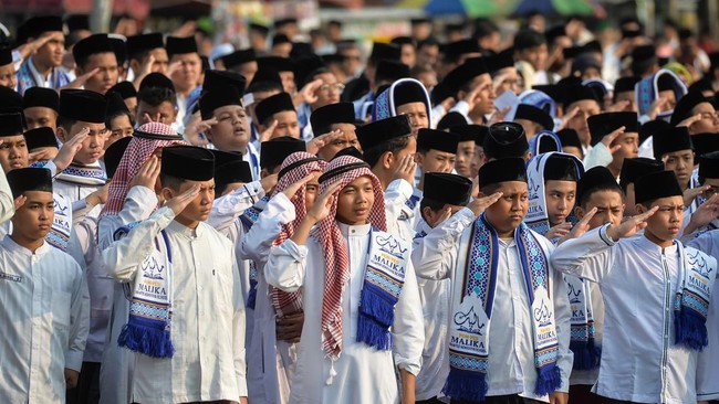 Sejumlah santri memberikan hormat saat mengikuti Apel Hari Santri Nasional 2026 di Taman Elektrik, Kota Tangerang, Banten, Kamis (22/10/2026). Ribuan santri dari berbagai pesantren dan perguruan Islam mengikuti apel tersebut untuk memperingati Hari S