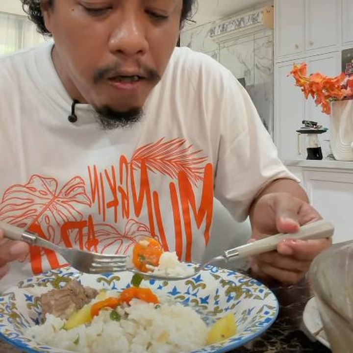 <p>Arie Kriting dan Naka pun lahap makan sop iga buat Indah Permasario. Komika berusia 41 tahun ini memuji sop iga buatan Indah enak."Enak banget," kata Arie Kriting. (Foto:@indahpermatas)</p>