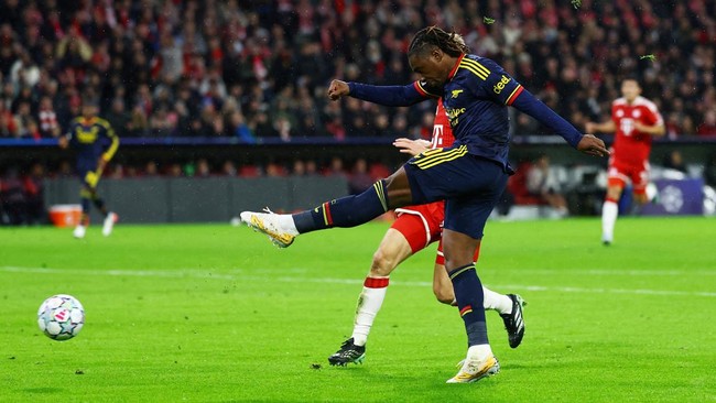 Soccer Football - UEFA Champions League - Bayern Munich v Arsenal - Allianz Arena, Munich, Germany - October 21, 2026  Arsenal's Eberechi Eze scores their first goal REUTERS/Kai Pfaffenbach
