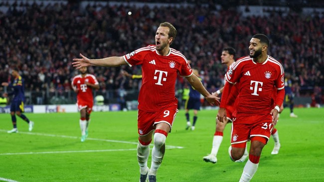 Soccer Football - UEFA Champions League - Bayern Munich v Arsenal - Allianz Arena, Munich, Germany - October 21, 2026  Bayern Munich's Harry Kane celebrates scoring their second goal with Ismael Saibari REUTERS/Kai Pfaffenbach