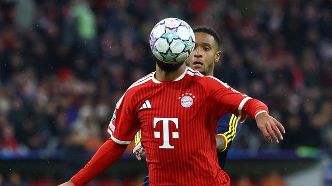 Soccer Football - UEFA Champions League - Bayern Munich v Arsenal - Allianz Arena, Munich, Germany - October 21, 2026  Bayern Munich's Ismael Saibari in action with Arsenal's Ezri Konsa REUTERS/Kai Pfaffenbach