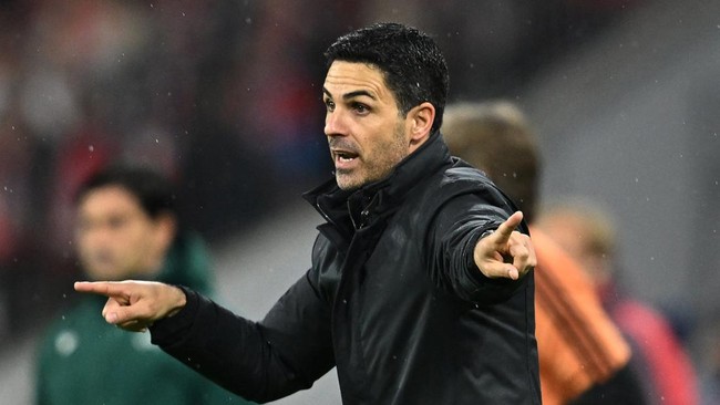 Soccer Football - UEFA Champions League - Bayern Munich v Arsenal - Allianz Arena, Munich, Germany - October 21, 2026  Arsenal manager Mikel Arteta reacts REUTERS/Angelika Warmuth