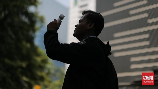 Warga Jakarta beraktivitas di bawah terik matahari yang menyengat pada Kamis (22/10/2026). Panas siang hari belakangan ini membuat kegiatan di luar ruangan terasa menyiksa, bahkan ketika termometer hanya menunjukkan kisaran 33 hingga 35 derajat Celsi