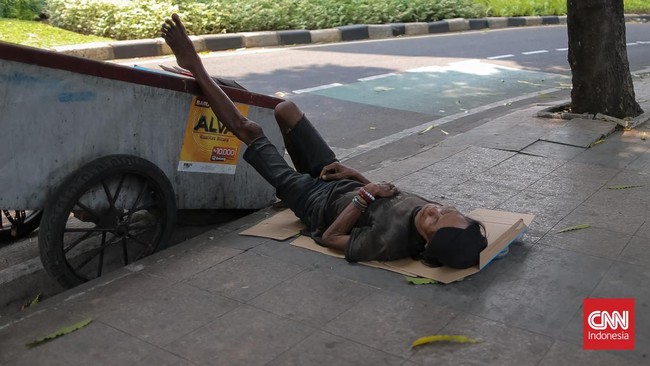 Warga Jakarta beraktivitas di bawah terik matahari yang menyengat pada Kamis (22/10/2026). Panas siang hari belakangan ini membuat kegiatan di luar ruangan terasa menyiksa, bahkan ketika termometer hanya menunjukkan kisaran 33 hingga 35 derajat Celsi