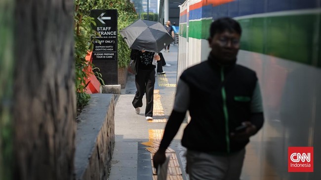 Warga Jakarta beraktivitas di bawah terik matahari yang menyengat pada Kamis (22/10/2026). Panas siang hari belakangan ini membuat kegiatan di luar ruangan terasa menyiksa, bahkan ketika termometer hanya menunjukkan kisaran 33 hingga 35 derajat Celsi