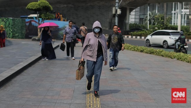 Warga Jakarta beraktivitas di bawah terik matahari yang menyengat pada Kamis (22/10/2026). Panas siang hari belakangan ini membuat kegiatan di luar ruangan terasa menyiksa, bahkan ketika termometer hanya menunjukkan kisaran 33 hingga 35 derajat Celsi