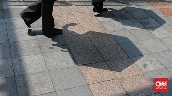 Warga Jakarta beraktivitas di bawah terik matahari yang menyengat pada Kamis (22/10/2026). Panas siang hari belakangan ini membuat kegiatan di luar ruangan terasa menyiksa, bahkan ketika termometer hanya menunjukkan kisaran 33 hingga 35 derajat Celsi