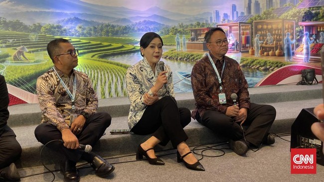 Ketua Dewan Komisioner OJK Friderica Widyasari Dewi usai Rakornas Tim Percepatan Akses Keuangan Daerah (TPAKD) di JIExpo Kemayoran, Jakarta Pusat, Kamis (22/10).