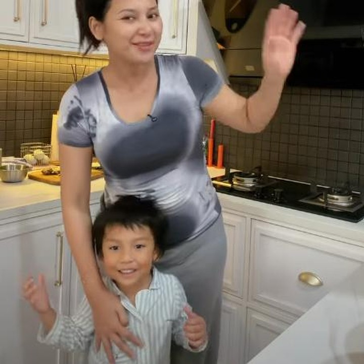<p>Indah mengajak Naka untuk memasak salah satu menu favorit di keluarganya sop iga. "Sekarang sudah jam 10 pagi aku mau masak sop iga. Lets go," kata Indah Permatasari dikutip dari akun @indahpermatas.(Foto:@indahpermatas)</p>