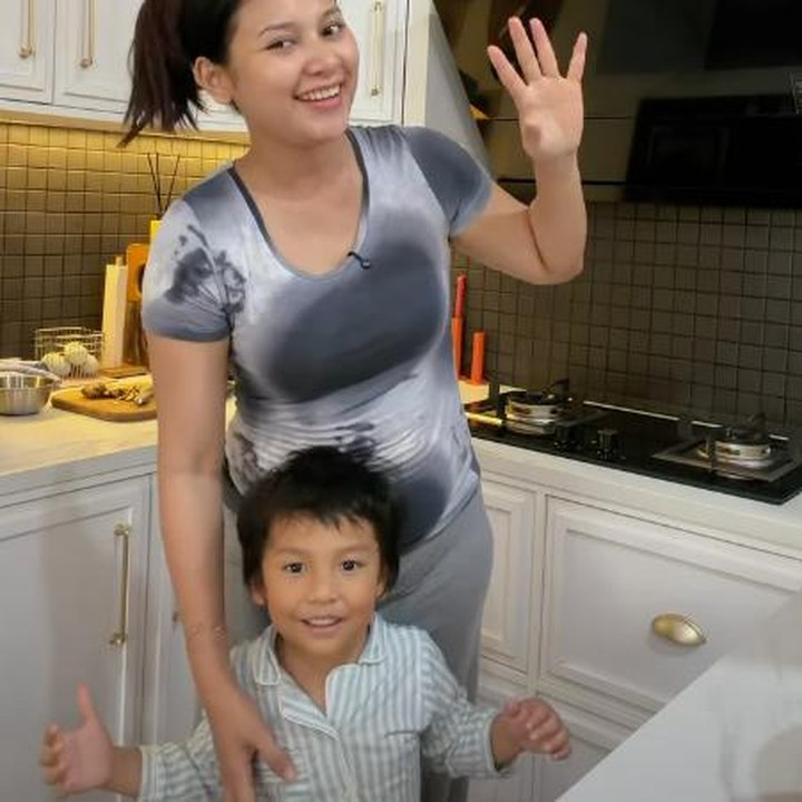 <p>Di tengah perjalanan kehamilan keduanya, Indah Permatasari membagikan potret masak sop iga bareng putranya Naka untuk memenuhi ngidamnya. Intip yuk, Bunda potretnya berikut.</p>