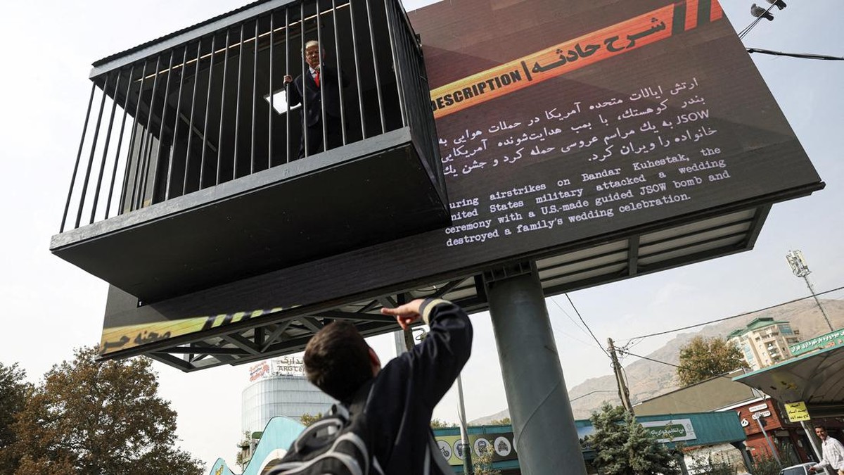 Instalasi Trump di Balik Jeruji Besi Bikin Geger Warga Tehran