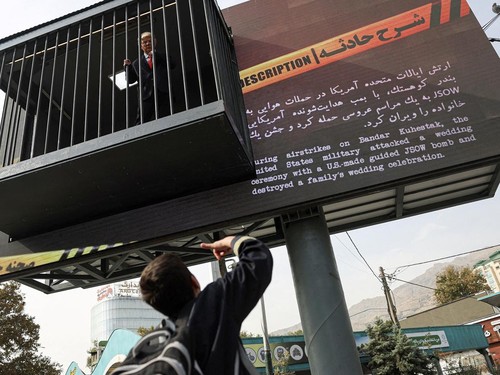 Instalasi Trump di Balik Jeruji Besi Bikin Geger Warga Tehran