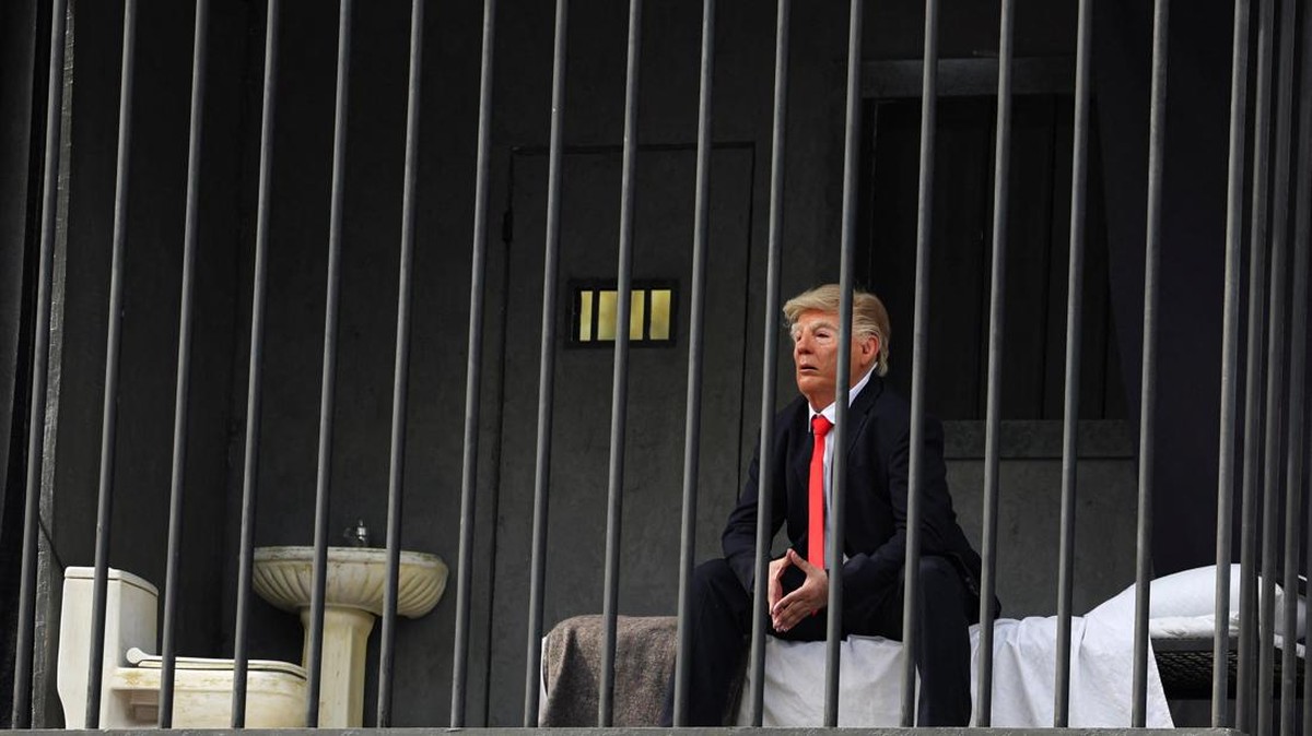 Trump Jadi Bahan Olok-olok Iran, Dipajang bak Tahanan - Infolitik