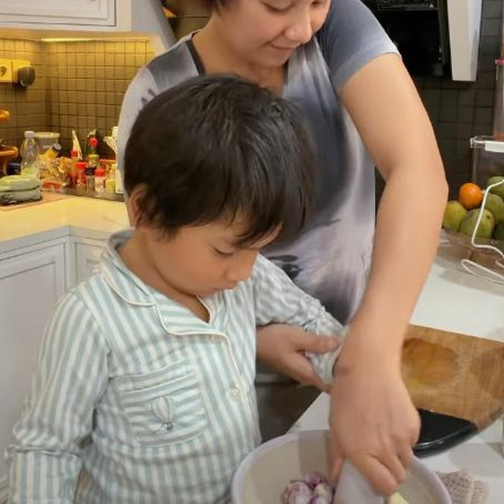 <p>Istri Arie Kriting ini mengajak putranya Naka ikut memasak. Bahkan Indah mengajari Naka menghaluskan bawang merah dan putih secara manual dengan diuleg.(Foto:@indahpermatas)</p>