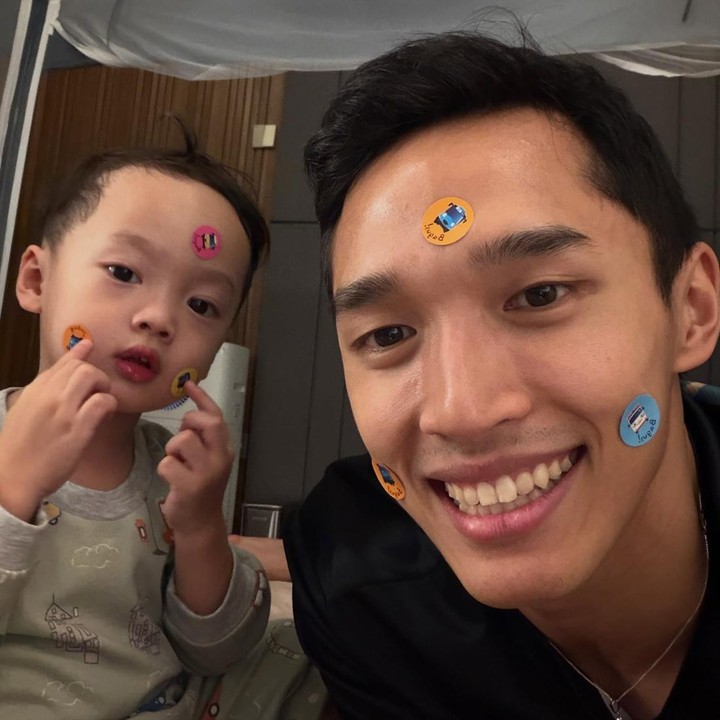 <p>Melalui unggahan di Instagram, Jonatan sering membagikan momen manis kebersamaannya dengan sang putra Jayden. Di tengah kesibukan, pria 29 tahun ini selalu meluangkan waktu untuk <em>quality time</em> bersama putranya, Bunda. (Foto: Instagram @jonatanchristieofficial)</p>
