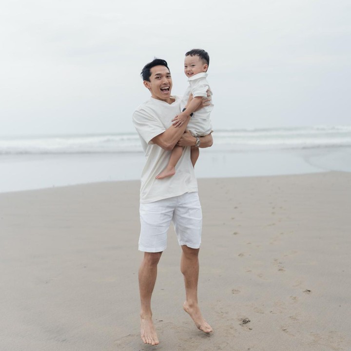 <p>Di ulang tahun Jayden yang ke-2 pada Agustus lalu, Jonatan menuliskan doa dan harapannya untuk sang putra. Ia juga mengaku sangat bahagia bisa menjalani peran sebagai ayah. "Dua tahun ini banyak banget momen kecil yang ternyata jadi kenangan paling berharga buat Papa Mama. Semoga Jayden selalu sehat, <em>happy</em>, tumbuh jadi anak yang baik, sayang sama orang-orang di sekitar, dan selalu jadi berkat buat banyak orang," ungkap dalam <em>caption</em> unggahan di Instagram. (Foto: Instagram @jonatanchristieofficial)</p>