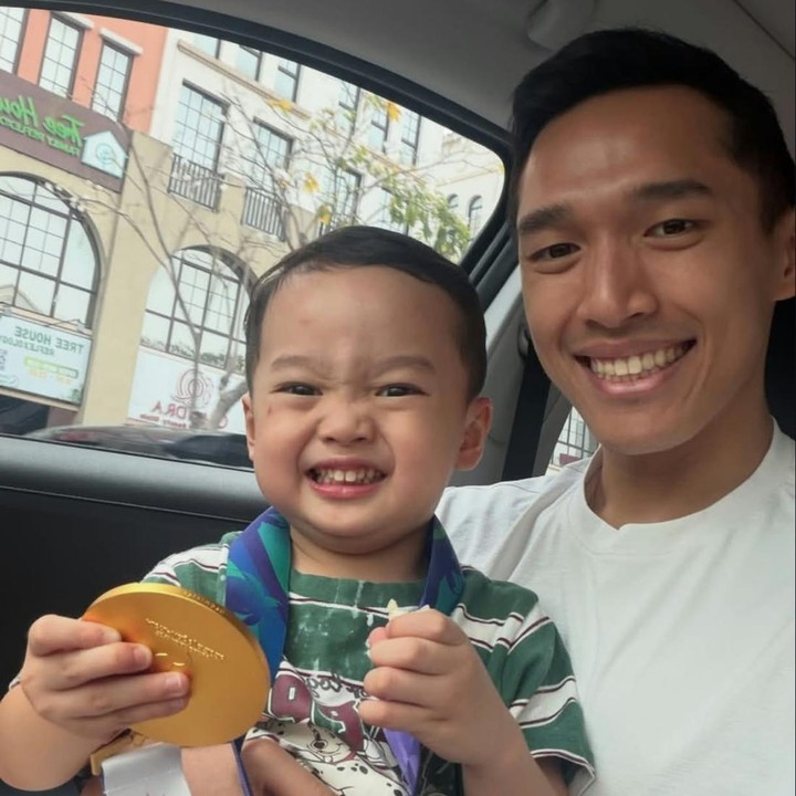 <p>Jonatan ternyata sudah mengenalkan pekerjaannya sebagai atlet bulu tangkis ke sang putra. Peraih medali emas Asian Games 2018 ini pernah mengajak Jayden ke lapangan bulu tangkis untuk menemaninya latihan. (Foto: Instagram @jonatanchristieofficial)</p>