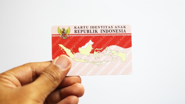 People holding Indonesian children identity card or Kartu Identitas Anak &lpar;KIA&rpar;&period;