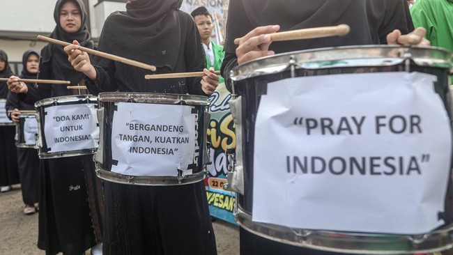 Sejumlah santri mengikuti kirab Hari Santri Nasional 2026 di kawasan Marga Jaya, Kota Bekasi, Jawa Barat, Kamis (22/10/2026). Sekitar 6.000 santri dari seluruh wilayah Kota Bekasi mengikuti kirab tersebut untuk memperingati Hari Santri Nasional 2026