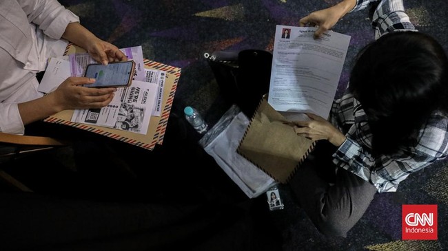 Sejumlah pencari kerja mengantre untuk memasuki bursa lowongan kerja di Convention Hall SMESCO, Pancoran, Jakarta, Kamis (22/10/2026). (CNN Indonesia/Febria Adha L)