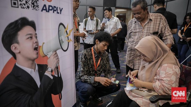 Sejumlah pencari kerja mengantre untuk memasuki bursa lowongan kerja di Convention Hall SMESCO, Pancoran, Jakarta, Kamis (22/10/2026). (CNN Indonesia/Febria Adha L)