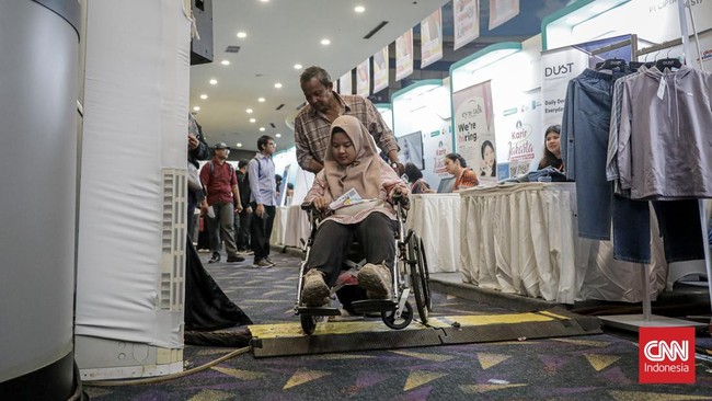 Sejumlah pencari kerja mengantre untuk memasuki bursa lowongan kerja di Convention Hall SMESCO, Pancoran, Jakarta, Kamis (22/10/2026). (CNN Indonesia/Febria Adha L)