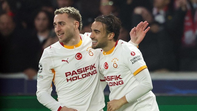 Soccer Football - UEFA Champions League - Lille v Galatasaray - Decathlon Arena Stade Pierre-Mauroy, Villeneuve-d'Ascq, France - October 21, 2026  Galatasaray's Yunus Akgun celebrates scoring their first goal with Baris Alper Yilmaz REUTERS/Stephanie