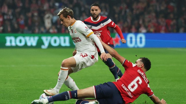 Soccer Football - UEFA Champions League - Lille v Galatasaray - Decathlon Arena Stade Pierre-Mauroy, Villeneuve-d'Ascq, France - October 21, 2026  Galatasaray's Alexey Batrakov in action with Lille's Nabil Bentaleb REUTERS/Stephanie Lecocq