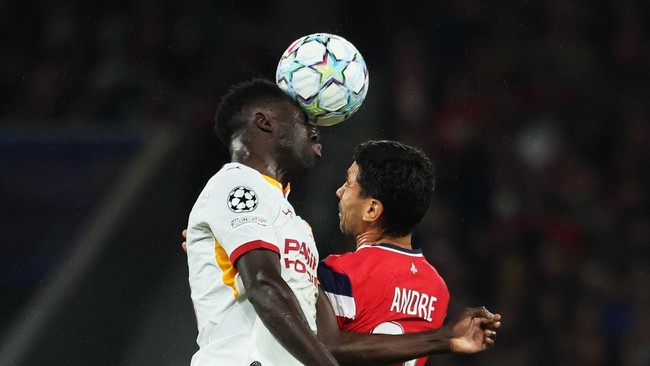 Soccer Football - UEFA Champions League - Lille v Galatasaray - Decathlon Arena Stade Pierre-Mauroy, Villeneuve-d'Ascq, France - October 21, 2026  Galatasaray's Davinson Sanchez in action with Lille's Benjamin Andre REUTERS/Stephanie Lecocq