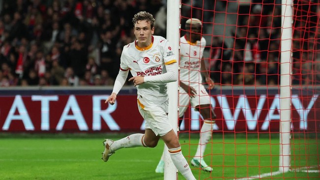 Soccer Football - UEFA Champions League - Lille v Galatasaray - Decathlon Arena Stade Pierre-Mauroy, Villeneuve-d'Ascq, France - October 21, 2026  Galatasaray's Alexey Batrakov celebrates scoring their second goal REUTERS/Stephanie Lecocq