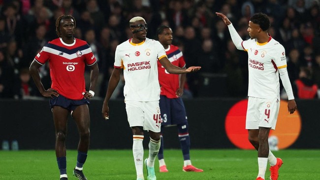 Soccer Football - UEFA Champions League - Lille v Galatasaray - Decathlon Arena Stade Pierre-Mauroy, Villeneuve-d'Ascq, France - October 21, 2026  Galatasaray's Victor Osimhen celebrates scoring their fourth goal with Ismail Jakobs REUTERS/Stephanie