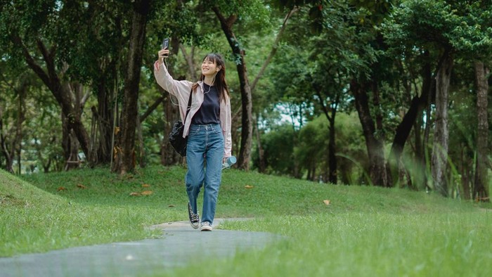 Lokasi real-time dan rute harian