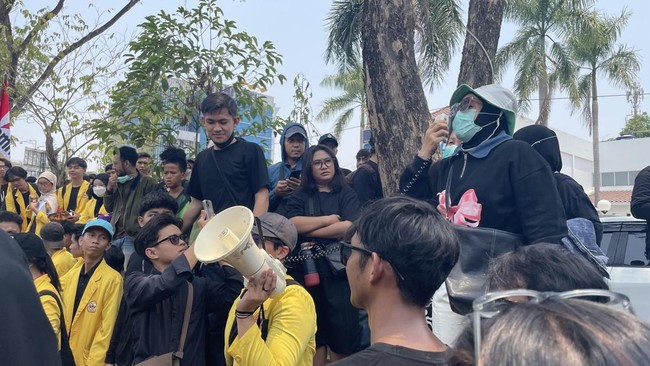 Mahasiswa ULM dan warga Banjarmasin berunjuk rasa di DPRD Kalsel, mendesak pemerintah tangani kebakaran hutan dan kabut asap.