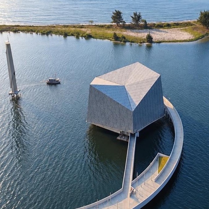 <p>Bunda, sudah punya rencana liburan akhir pekan ini? Ada destinasi wisata religi baru di Jakarta yang menarik untuk dikunjungi, lho. Masjid Apung An-Nur yang berlokasi di kawasan Ancol kini resmi dibuka untuk masyarakat. (Foto: Instagram @ancoltamanimpian)</p>